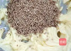 Illustration of how to make Mickey sesame cookies 3