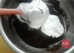 Illustration of how to make eight-inch chocolate chiffon cake 12