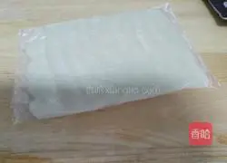 Illustration of making glutinous rice rolls with bean paste 7