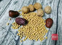 Illustration of how to make walnut health soy milk 1