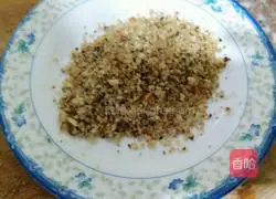 Illustration of how to make walnut stewed eggs 4