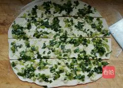 Illustration of how to make scallion pancake 9