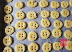 Illustration of how to make button cookies 8