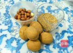 Illustration of how to make peanut walnut and sesame filling 1