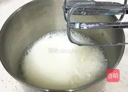 Illustration of how to make oil-free cocoa chiffon cake 11