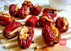 Illustration of how to make dates with walnuts 7