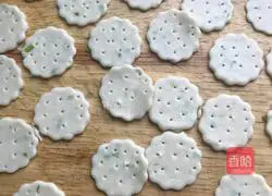 Illustration of how to make chive soda crackers 12