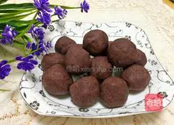 Illustration of making homemade red bean paste filling 9