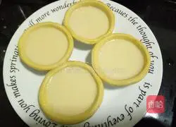 Illustration of how to make microwave egg tarts 9