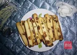 Illustration of how to make raisin cookie bars 13