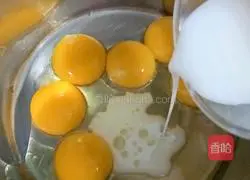 Illustration of how to make eight-inch chiffon cake 4