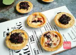 Illustration of two flavors of egg tarts 8