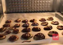 Illustration of how to make two-color butter cookies 11