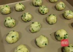 Illustration of how to make green onion and salty peach cake 6