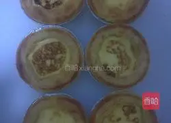 Illustration of making egg tarts with electric baking pan 1