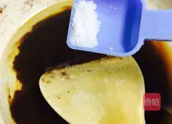 Illustration of how to make snowflake chocolate chip cookies 4