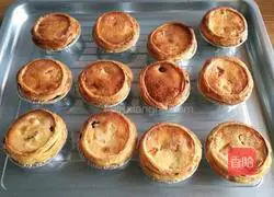 Illustration of how to make egg tarts (kumquats and raisins) 10