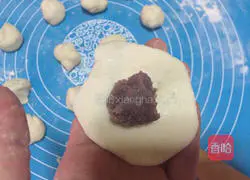 Illustration of how to make bean paste buns 9