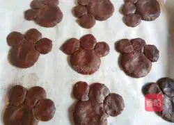 Illustration of how to make bear paw biscuits 12