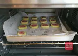 Illustration of how to make watermelon biscuits 16