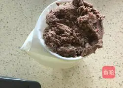 Illustration of how to make raisin chocolate chip cookies 8