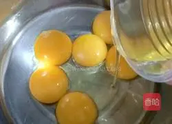 Illustration of how to make eight-inch chiffon cake 3