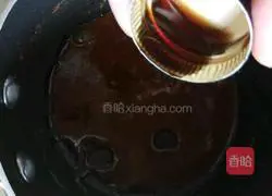 Illustration of how to make coffee stuffed macarons 3