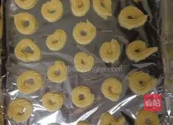 Illustration of how to make coconut cookies 12