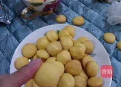 Illustration of how to make egg yolk biscuits 16