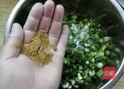 Illustration of how to make scallion pancake 4