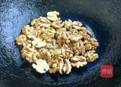 Illustration of how to stir-fry loofah with walnut kernels 4