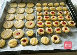 Illustration of how to make egg yolk biscuits 9