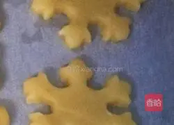 Illustration of how to make snowflake cookies 3