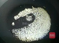 Illustration of how to make honey walnut dried fish 2