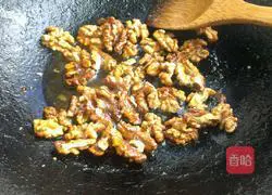 Illustration of how to stir-fry leeks with walnut kernels 4