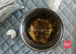 Illustration of how to make raisin biscuit bars 8