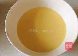 Illustration of how to make banana egg tart (whole egg method) 9
