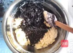 Illustration of making black sesame and seaweed biscuits 5 
