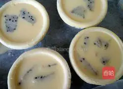 Illustration of how to make dragon fruit egg tart 11