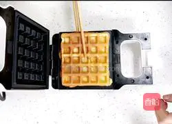 Illustration of how to make waffles for quick breakfast in one step