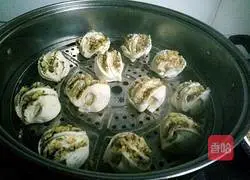 Illustration of how to make walnut flower rolls 16