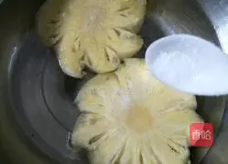 Illustration of how to make wonton skin pineapple pie 1