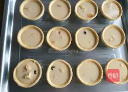 Illustration of how to make egg tarts (kumquats and raisins) 8