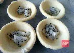 Illustration of how to make dragon fruit egg tart 4