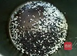 Illustration of how to make purple sweet potato and black rice porridge 1