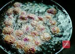 Illustration of how to make purple sweet potato sesame balls 10