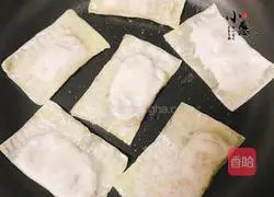 Illustration of how to make banana pie with dumpling skin 6