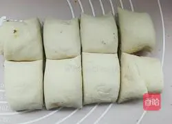 Illustration of how to make walnut flower rolls 10