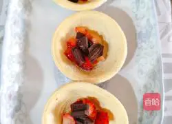 Illustration of two flavors of egg tarts 6