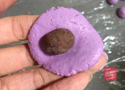 Illustration of how to make purple potato and bean paste dumplings 7
